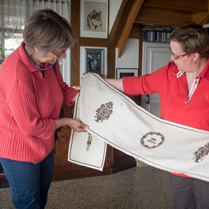 Andrea Madadi und Ursel Albers mit einem Tischläufer.