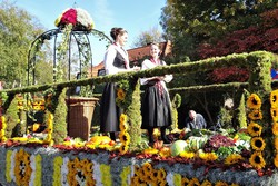 Die Erntekönigin Victoria Schering und die Ernteprinzessin Larissa Neumann